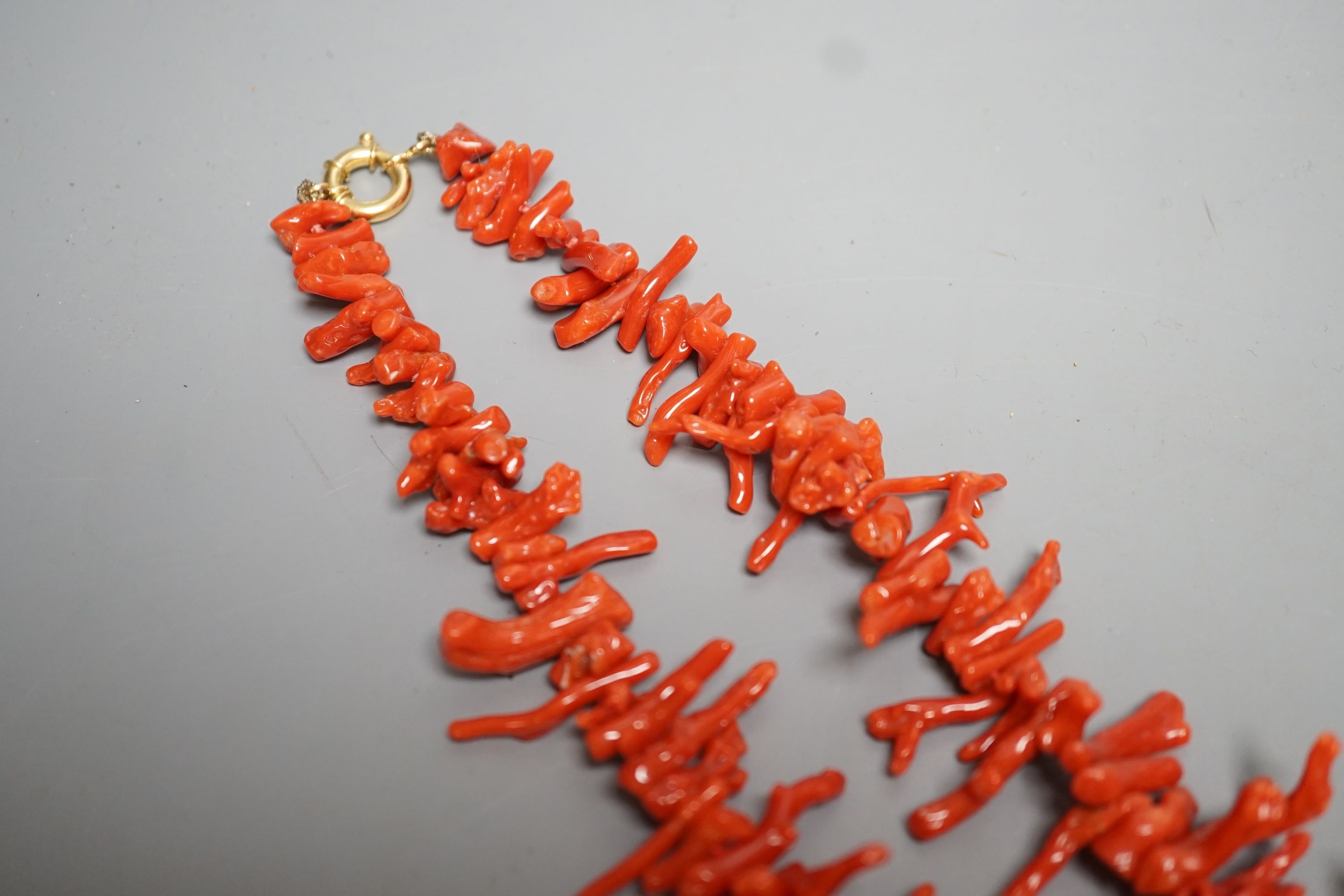 A modern jagged coral necklace, 72cm.